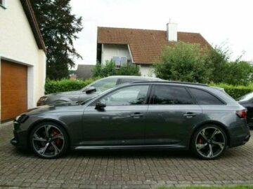 Audi RS4Avant/V-Max 280km/h/Pano/RS Abgas/20*/Massag