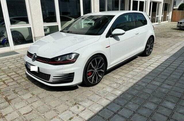 Volkswagen GolfVII GTI Performance BMT*6-GANG*AKRAPOVIC*